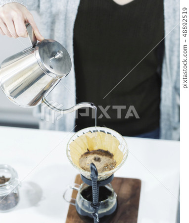 30s woman doing hand drip 48892519