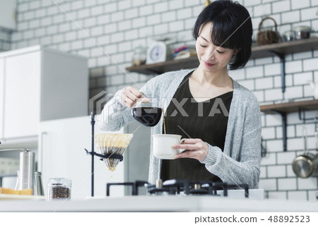 30s woman doing hand drip 48892523