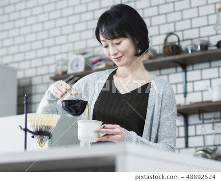 30s woman doing hand drip 48892524