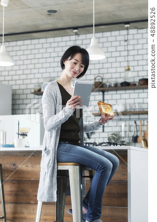 30s woman doing hand drip 48892526