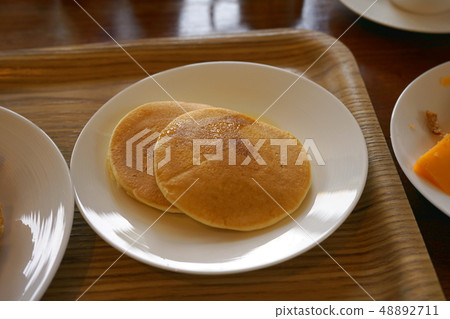 White plate and hot cake 48892711