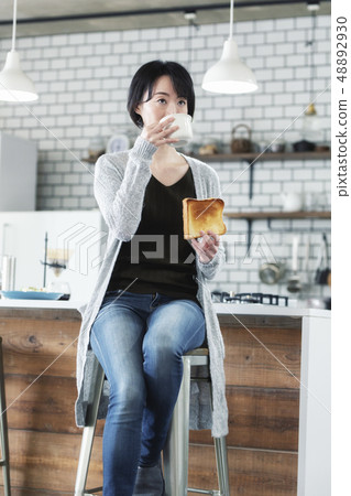 30歲的女人在用餐廚房吃早餐 30歲的女人在用餐廚房吃早餐 48892930
