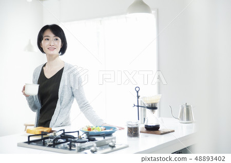 30歲的女人在用餐廚房吃早餐 48893402