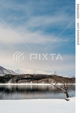長野縣大町，有雪景的青木湖 48894668