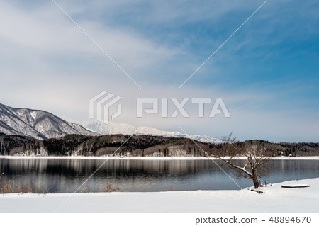 長野縣大町，有雪景的青木湖 48894670