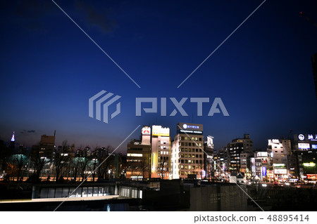 日本的東京都市風景我想看四谷站和NTT DOCOMO代代木大廈等（夜景） 48895414