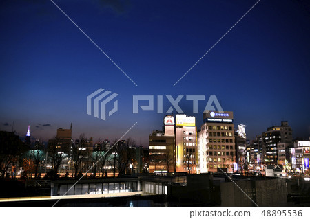 日本的東京都市風景我想看四谷站和NTT DOCOMO代代木大廈等（夜景） 48895536