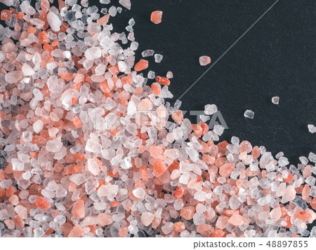 Himalayan pink salt in crystals 48897855