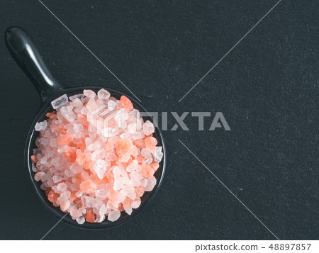 Himalayan pink salt in crystals 48897857