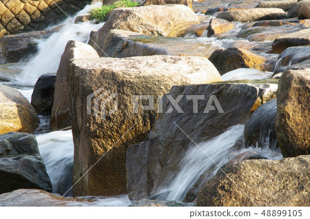 Jade stone and water flow in the river ... Aperture value: F25, shutter speed: 1/20, ISO sensitivity: 400 Jade stone and water flow in the river ... Aperture value: F25, shutter speed: 1/20, ISO sensitivity: 400 48899105