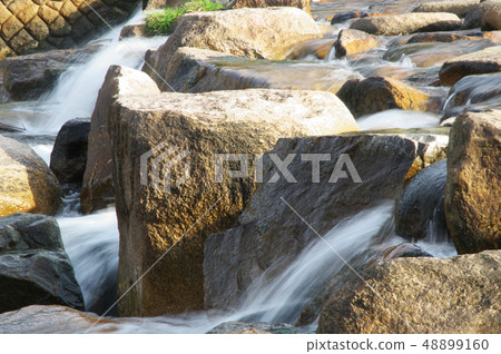 玉石和水流入河中...光圈值：F 36，快門速度：1/10，ISO速度：400 48899160