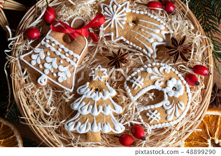 Christmas gingerbread cookies in a round basket Christmas gingerbread cookies in a round basket 48899290
