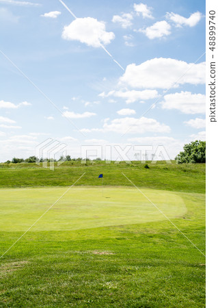 初夏高爾夫球場綠色和球道在哪裡藍旗站立 48899740