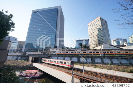 日本的東京都市風景觀光船的觀光船和御茶水站的通勤列車(在前面:在地面部分運行的東京地鐵丸之內線) 日本的東京都市風景觀光船的觀光船和御茶水站的通勤列車(在前面:在地面部分運行的東京地鐵丸之內線) 48899792