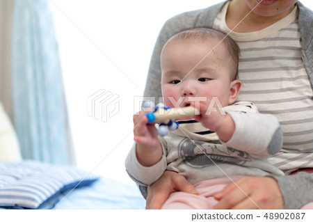 抱抱的嬰兒 抱抱的嬰兒 48902087