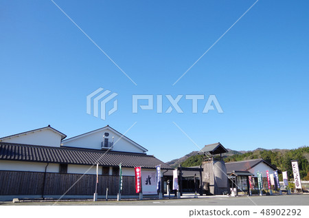 島根縣安來市靖國神社表演藝術中心在蔚藍的天空下等候遊客(晴天) 島根縣安來市靖國神社表演藝術中心在蔚藍的天空下等候遊客(晴天) 48902292