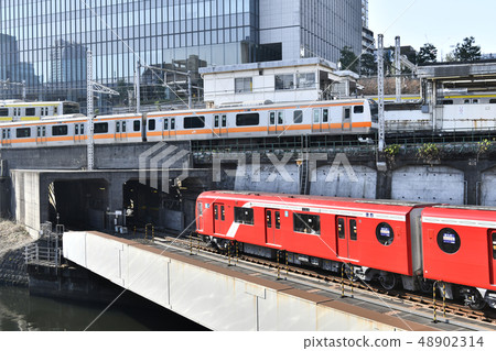 日本的東京都市風景我想在地面部分看到御茶水站和東京地鐵丸之內線新型號2000系列 日本的東京都市風景我想在地面部分看到御茶水站和東京地鐵丸之內線新型號2000系列 48902314