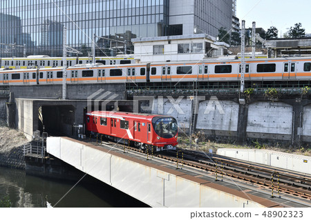 日本的東京都市風景我想在地面部分看到御茶水站和東京地鐵丸之內線新型號2000系列 48902323