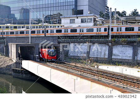 日本的東京都市風景我想在地面部分看到御茶水站和東京地鐵丸之內線新型號2000系列 48902342