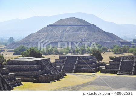 從月亮金字塔（墨西哥）看到的太陽金字塔 48902521