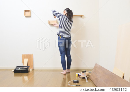 附加DIY牆架的女人 48903152