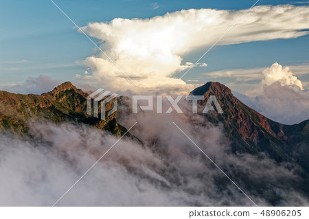 從Yatsugatake Mountain Range和Iwodake看到的Akadake,Yokodake和Cumulonimbus 從Yatsugatake Mountain Range和Iwodake看到的Akadake,Yokodake和Cumulonimbus 48906205