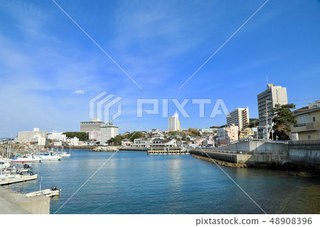 三月（和歌山縣）的白濱的海和都市風景 48908396
