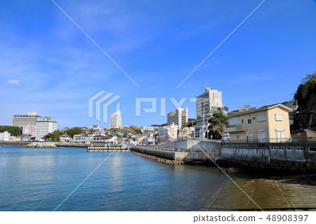 三月（和歌山縣）的白濱的海和都市風景 48908397