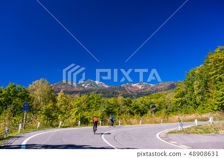 (長野縣)在Norikura高原騎自行車 (長野縣)在Norikura高原騎自行車 48908631