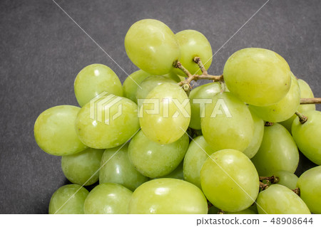 Grapes that can be eaten to the skin 48908644