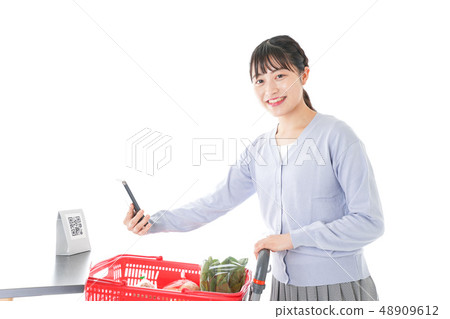 做QR代碼付款的少婦 48909612