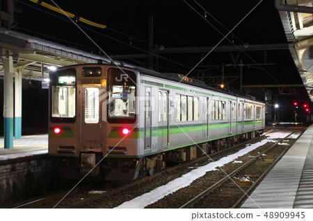 Winter Yahiko Line E127 series (Yoshida Station) 48909945
