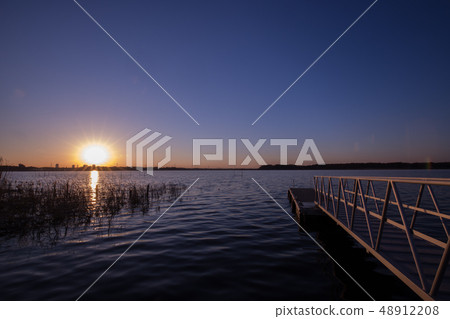 湖邊的日落 48912208