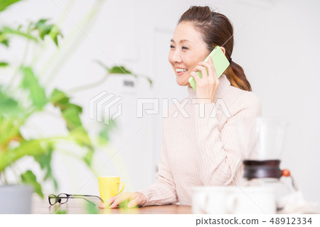 打電話的資深婦女 48912334