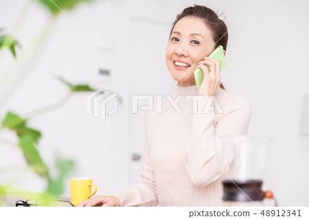 Senior woman making a phone call 48912341