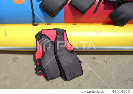 Black and red color life jacket Black and red color life jacket 48914107