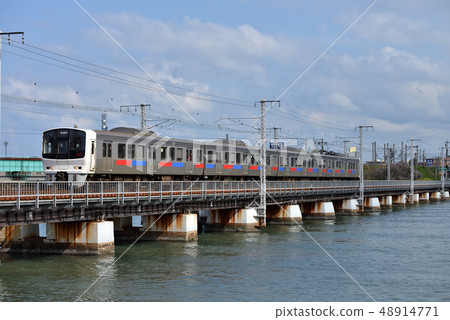 在鹿兒島幹線上運行的811系列4輛車 48914771