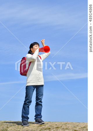 小學女孩歡呼與藍天（歌曲細胞，擴音器） 48914866