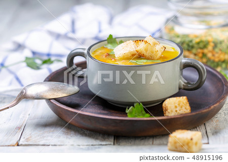 Thick soup of split peas with croutons. 48915196