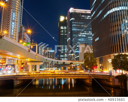 Higo橋和建築物從Mizuho Osaka，黃昏水城看到 48915681