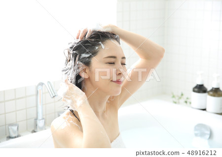 女人洗頭髮 48916212