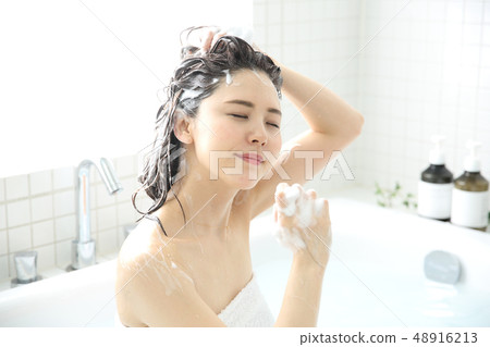 woman washing hair 48916213