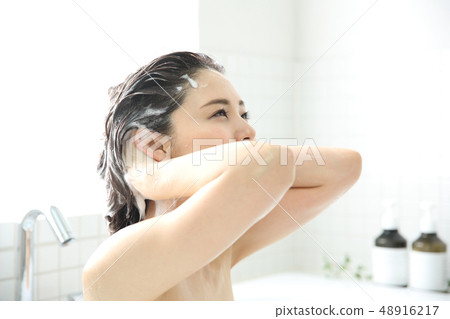 woman washing hair 48916217