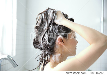 woman washing hair 48916265
