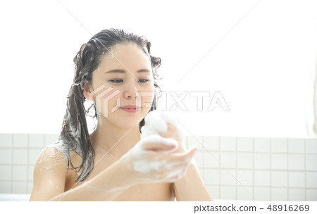 woman washing hair 48916269