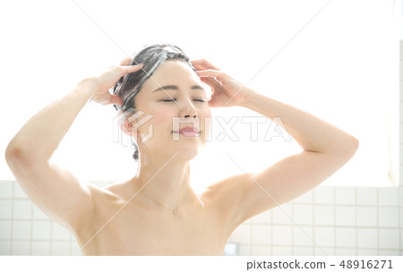 woman washing hair 48916271