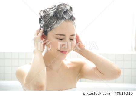 woman washing hair 48916319