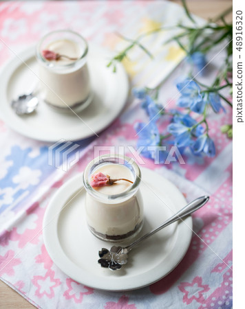 Cherry pudding 48916320