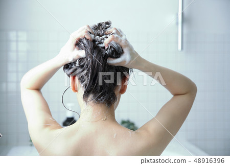 女人洗頭髮 48916396