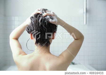 woman washing hair 48916433
